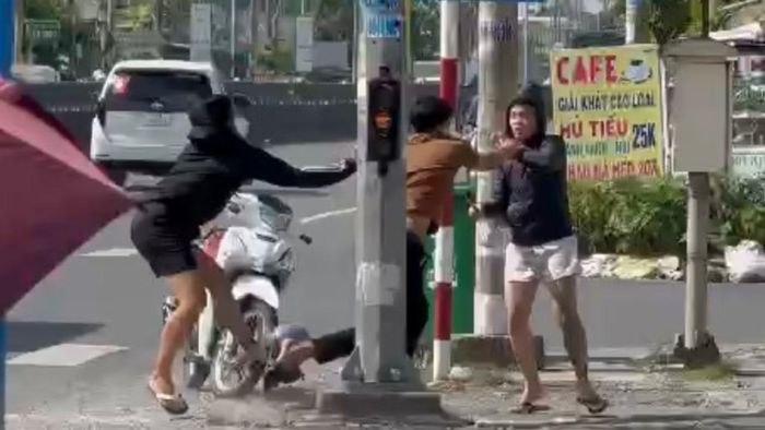 2 đối tượng lao vào dùng hung khí tấn công nam thanh niên.