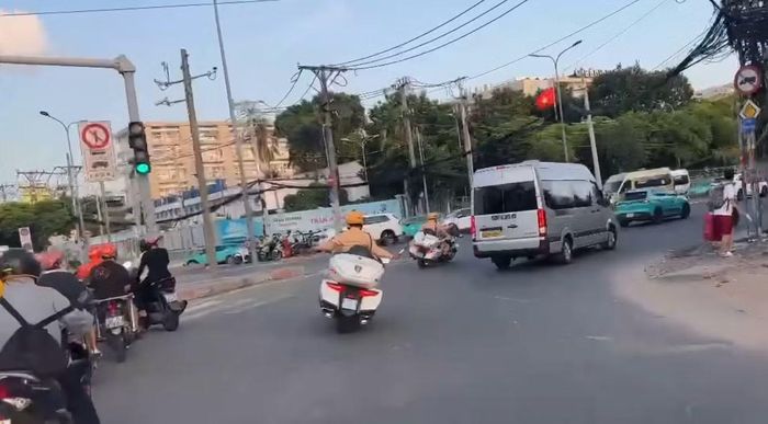 Nhờ sự chuẩn bị kỹ lưỡng và sự phối hợp hiệu quả giữa các đơn vị, đoàn xe chở “món quà” đặc biệt đã vượt qua mọi trở ngại trong thời gian ngắn nhất có thể, kịp thời để các bác sĩ thực hiện ca ghép tạng cứu người ngay trong đêm.