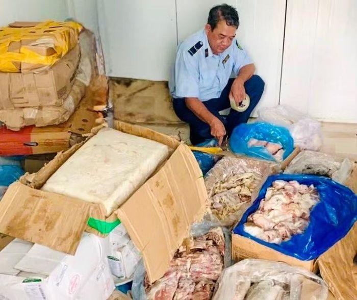 Đội QLTT số 7 phối hợp với Công an phường Bình Phước kiểm tra đột xuất hộ kinh doanh thực phẩm đông lạnh, phát hiện 390 kg thực phẩm không rõ nguồn gốc, xuất xứ.