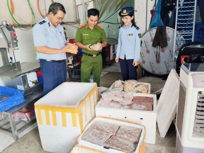Công an phường Bình Phước và lực lượng QLTT kiểm tra phát hiện hộ kinh doanh thực phẩm đông lạnh không rõ nguồn gốc, xuất xứ.