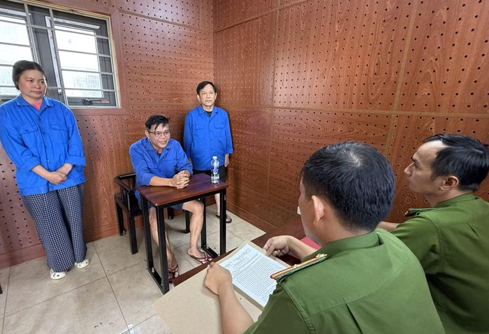 Điều tra viên tiến hành lấy lời khai các đối tượng.