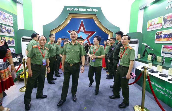 Thứ trưởng Bộ Công an Phạm Thế Tùng và các đại biểu tại gian triển lãm.