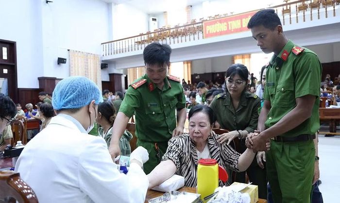 Thân nhân liệt sĩ được lấy mẫu sinh phẩm ADN.