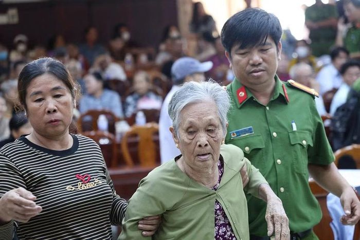 Các thân nhân liệt sĩ chưa xác định được danh tính được cán bộ Công an và lực lượng đảm bảo ANTT ở cơ sở đưa đến điểm lấy mẫu ADN.