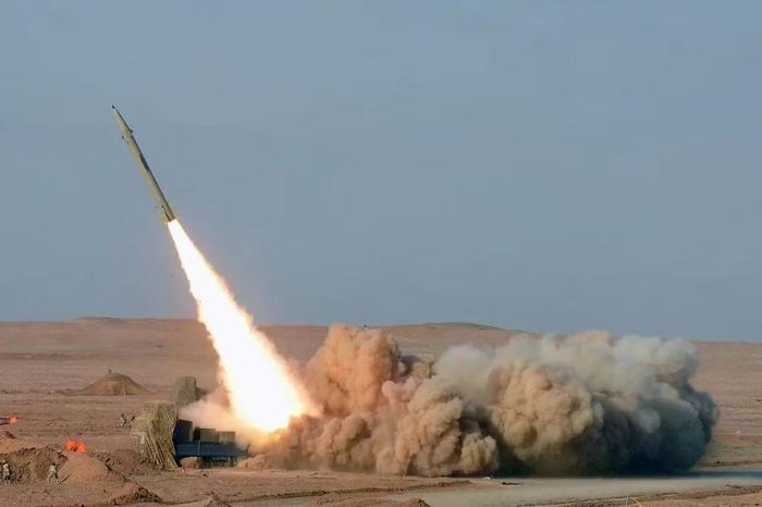 Khoảnh khắc một tên lửa Iran được khai hỏa từ bệ phóng mặt đất. Ảnh: ISNA