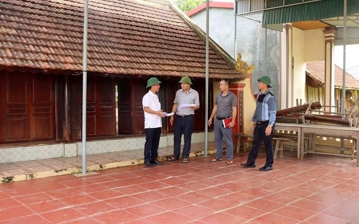 Tranh thủ ngày nghỉ, các đơn vị chức năng đến tận địa bàn cơ sở để tuyên truyền, vận động người dân đồng thuận trong công tác đền bù, GPMB phục vụ dự án.
