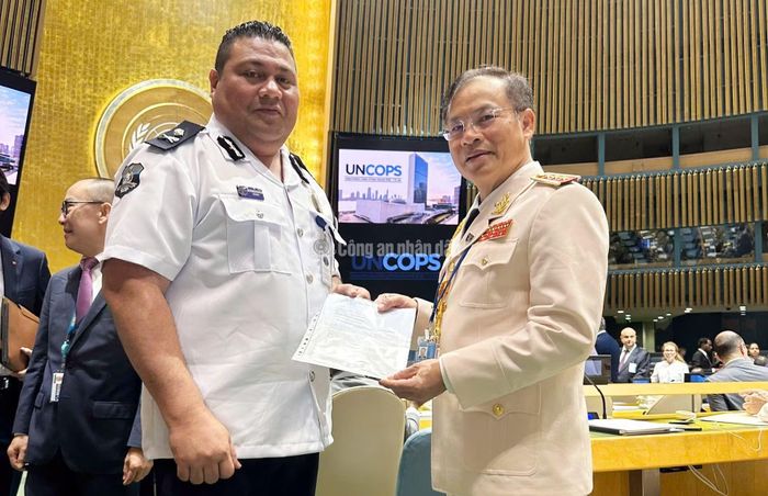 Thứ trưởng Nguyễn Văn Long và quyền Tư lệnh Cảnh sát Samoa Leiataua Samuelu Afamasaga.