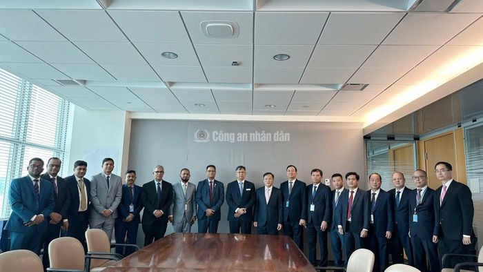 Thứ trưởng Nguyễn Văn Long và đoàn công tác làm việc với Bộ trưởng Bộ Nội vụ Bangladesh Salahuddin Ahmed.