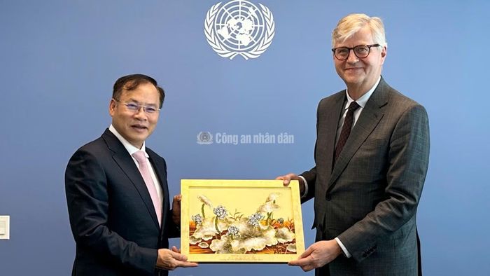 Thứ trưởng Nguyễn Văn Long tặng quà lưu niệm Phó Tổng Thư ký LHQ Jean-Pierre Lacroix.