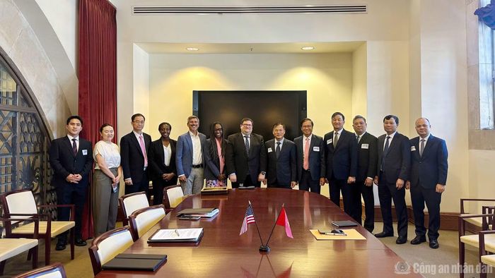 Thứ trưởng Nguyễn Văn Long và đoàn công tác tại buổi làm việc với Phó Thị trưởng TP Los Angeles Matthew Hale.