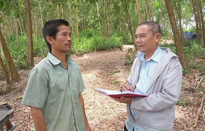 Ông Trần Văn Điện (bên trái) - một trong nhiều người dân ở thôn Quảng Mỹ, xã Hòa Mỹ, tỉnh Đắk Lắk bày tỏ nỗi bức xúc với phóng viên Báo CAND trước tình trạng ô nhiễm môi trường bởi mùi hôi thối từ Trang trại CNH Minh Phúc lan tỏa trong không khí ở vùng quê này.