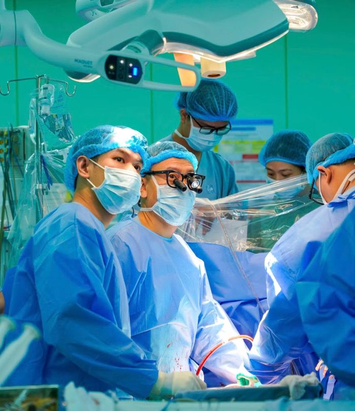 GS.TS.BS. Nguyễn Hoàng Định, Phó Giám đốc BV ĐHYD, Trưởng ê-kíp ghép tim, phẫu thuật viên chính cùng ê-kíp.