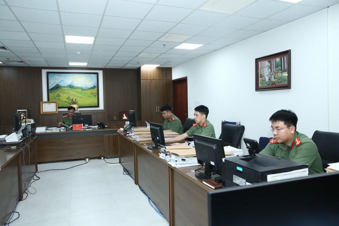 Cán bộ Cục An ninh điều tra nghiên cứu hồ sơ các vụ án.