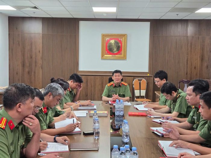 Cán bộ Cục An ninh điều tra họp triển khai phá án.