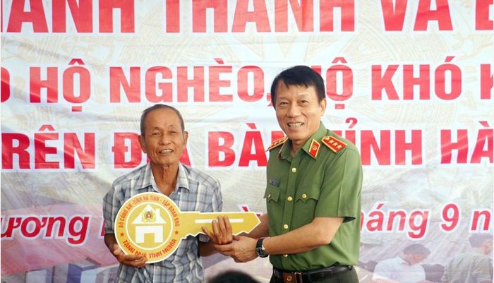 Thượng tướng Lương Tam Quang, Ủy viên Trung ương Đảng, Thứ trưởng Bộ Công an (nay là Đại tướng Lương Tam Quang, Ủy viên Bộ Chính trị, Bộ trưởng Bộ Công an) trao chìa khóa tượng trưng cho gia đình nghèo tại Lễ khánh thành, bàn giao nhà trên địa bàn tỉnh Hà Tĩnh, ngày 26/9/2023.