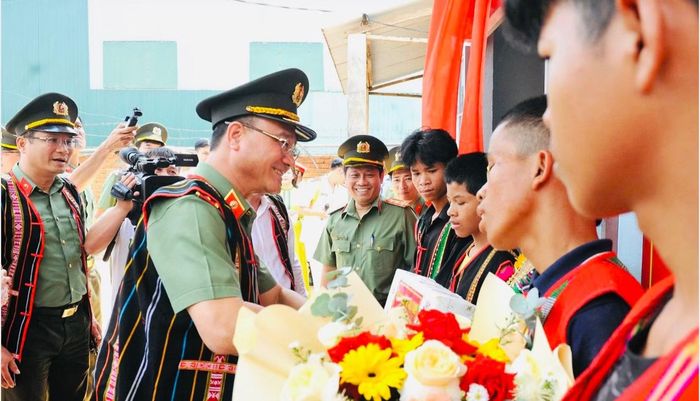 Trung tướng Phạm Thế Tùng, Thứ trưởng Bộ Công an (nay là Thượng tướng Phạm Thế Tùng, Ủy viên Trung ương Đảng, Thứ trưởng Bộ Công an) trao quà và chìa khóa tượng trưng cho các gia đình có hoàn cảnh khó khăn tại Lễ phát động cao điểm ra quân xây dựng xóa nhà tạm, nhà dột nát, tiếp nhận kinh phí, bàn giao nhà tại xã Đắk Nia, thành phố Gia Nghĩa, tỉnh Đăk Nông, tháng 5/2025.