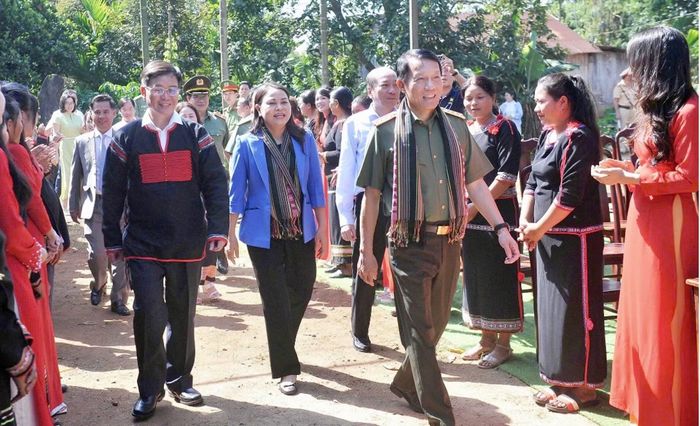 Đại tướng Lương Tam Quang, Ủy viên Bộ Chính trị, Bộ trưởng Bộ Công an tham dự Ngày hội Đại đoàn kết toàn dân tộc và tổng kết Đề án xây dựng 1.200 căn nhà cho hộ nghèo, gia đình khó khăn về nhà ở tại xã Ea Ktur, huyện Cư Kuin, tỉnh Đắk Lắk, ngày 17/11/2024.