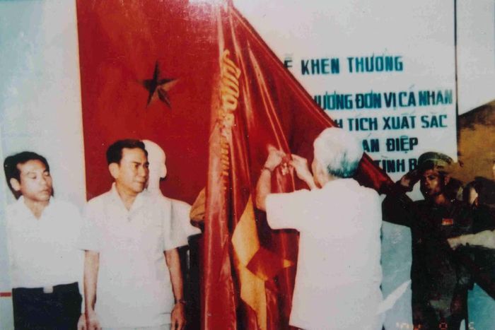 Đồng chí Phạm Hùng, Phó Chủ tịch Hội đồng Bộ trưởng, Bộ trưởng Bộ Nội vụ gắn Huân chương cho các đơn vị, cá nhân có thành tích xuất sắc trong Kế hoạch phản gián CM12, năm 1984.