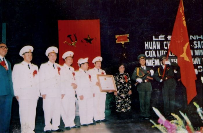 Lực lượng ANND được tặng Huân chương Sao Vàng, năm 1996.