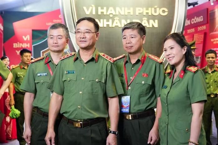 Thứ trưởng Phạm Thế Tùng và các đại biểu trải nghiệm gian trưng bày của Cục An ninh điều tra.