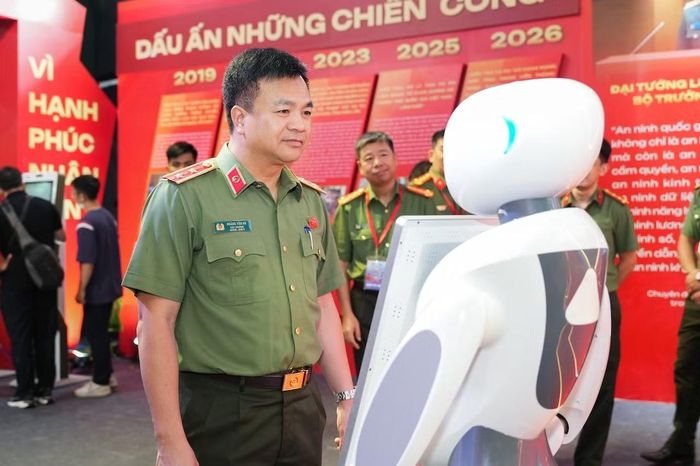 Trung tướng Hoàng Văn Hà, Cục trưởng Cục An ninh điều tra, Bộ Công an trải nghiệm thiết bị nhận diện cảm xúc, khám phá những ứng dụng công nghệ hiện đại trong hỗ trợ hoạt động nghiệp vụ.