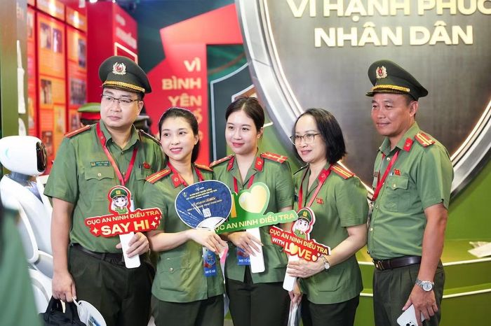 Người dân và CBCS hào hứng tham quan triển lãm.