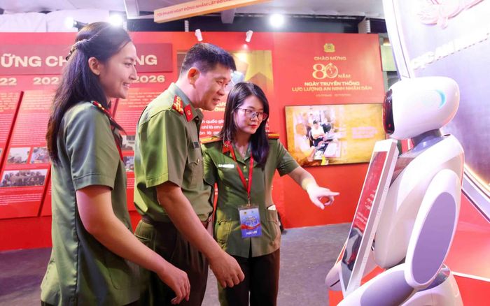 Cán bộ, chiến sĩ và người dân trải nghiệm mô hình tại triển lãm.