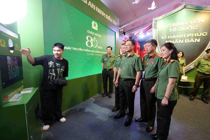 Thượng tướng Phạm Thế Tùng, Ủy viên Trung ương Đảng, Thứ trưởng Bộ Công an cùng các đại biểu tham quan gian triển lãm của Cục An ninh điều tra, Bộ Công an.