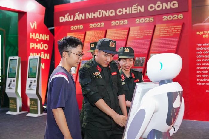 Người dân trải nghiệm thiết bị nhận diện cảm xúc, khám phá những ứng dụng công nghệ hiện đại trong hỗ trợ hoạt động nghiệp vụ.