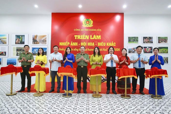 Lãnh đạo Công an, Sở VHTT&amp;DL, Hội Văn học Nghệ thuật, Hội Nhà báo tỉnh Khánh Hòa cắt băng khai mạc triển lãm ảnh nhiếp ảnh, hội họa, điêu khắc “Vì bình yên cuộc sống trên quê hương Khánh Hòa”. Ảnh: Tiến Quân.
