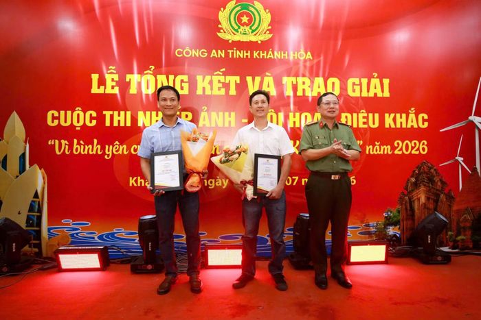 Đại tá Nguyễn Quân, Phó Giám đốc Công an tỉnh Khánh Hòa, Trưởng Ban Tổ chức cuộc thi trao hai giải nhì cho hai tác giả lĩnh vực mỹ thuật. Ảnh: Tiến Quân.