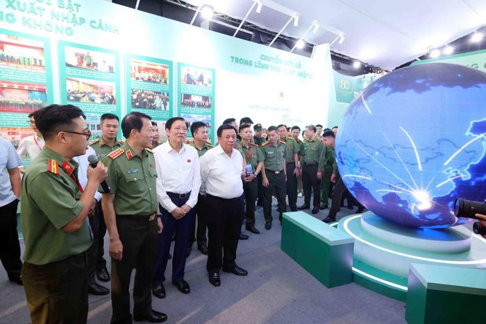 Bộ trưởng Lương Tam Quang và Bí thư Thành ủy Hà Nội Trần Đức Thắng cùng các đại biểu tham quan Triển lãm “80 năm An ninh nhân dân - Lá chắn thầm lặng”.