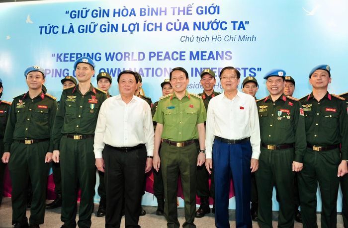 Bộ trưởng Lương Tam Quang và Bí thư Thành ủy Hà Nội Trần Đức Thắng cùng các đại biểu chụp ảnh lưu niệm cùng lực lượng An ninh nhân dân tại Gala "Tổ quốc bình yên".