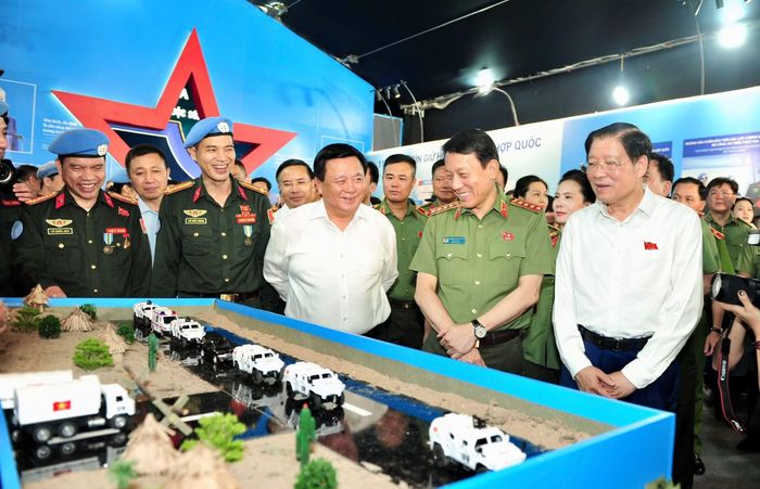  Bộ trưởng Lương Tam Quang và Bí thư Thành ủy Hà Nội Trần Đức Thắng và các đại biểu tham quan Triển lãm “80 năm An ninh nhân dân - Lá chắn thầm lặng”. 