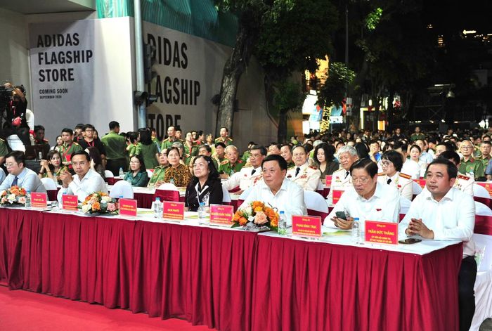 Các đại biểu tham dự chương trình nghệ thuật.