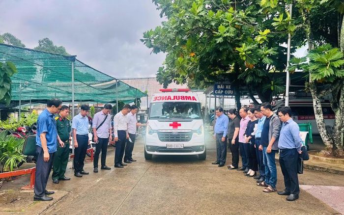 Lãnh đạo tỉnh và chính quyền đặc khu Phú Quốc tiễn đưa thi thể các nạn nhân về đất liền để bảo quản. Ảnh: đặc khu Phú Quốc