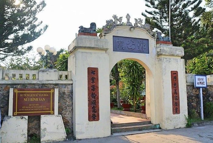 Miếu Mạc Công, nơi phụng thờ Đức Quốc công Mạc Cửu. Ảnh người dịch cung cấp.