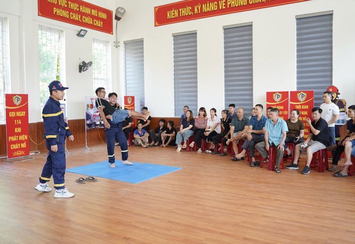 Các học viên được hướng dẫn kỹ năng cứu người trong tình huống khẩn cấp.