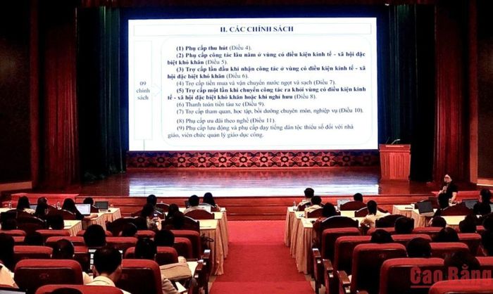 Báo cáo viên Sở Nội vụ triển khai các nội dung về chế độ, chính sách đối với cán bộ, công chức, viên chức và người lao động tại hội nghị tập huấn.