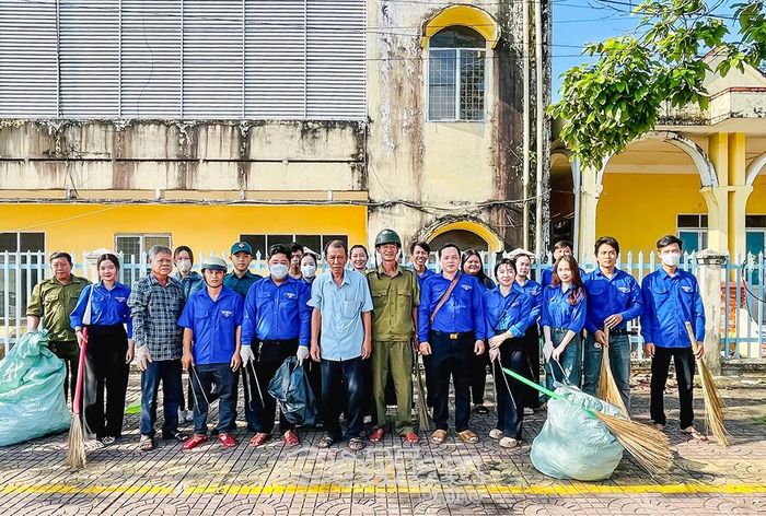 Màu áo xanh tình nguyện cùng lực lượng địa phương dọn dẹp vệ sinh, lan tỏa ý thức bảo vệ môi trường trong cộng đồng.