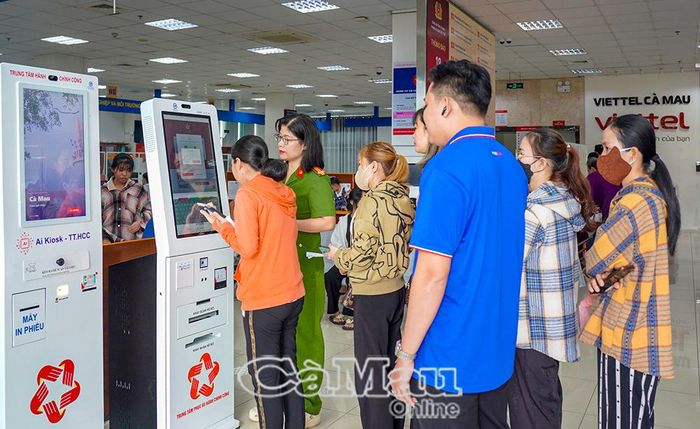 Người dân thực hiện thủ tục hành chính và trải nghiệm các tiện ích trên Kiosk dịch vụ công tại Trung tâm Phục vụ hành chính công tỉnh.