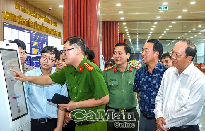 Từ phải sang: đồng chí Nguyễn Hồ Hải, Bí thư Tỉnh ủy, Trưởng Đoàn ĐBQH tỉnh Cà Mau; đồng chí Lữ Quang Ngời, Chủ tịch UBND tỉnh và Thiếu tướng Hồ Việt Triều, Giám đốc Công an tỉnh, nghe giới thiệu các tính năng thông minh trên Kiosk dịch vụ công thuộc mô hình thí điểm "Trạm công dân số".