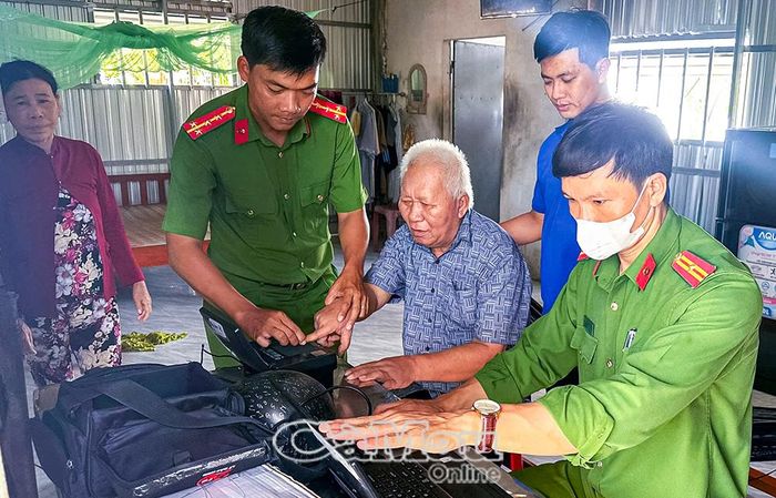 Cán bộ Công an xã Vĩnh Hậu đến tận nhà hỗ trợ cấp căn cước cho ông Lê Hồng Phúc, ngụ ấp Vĩnh Bình