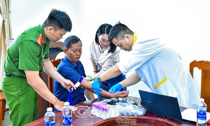 Lực lượng Công an phối hợp các đơn vị chức năng thu nhận mẫu ADN thân nhân liệt sĩ phục vụ đối sánh, xác định danh tính các liệt sĩ chưa rõ thông tin.