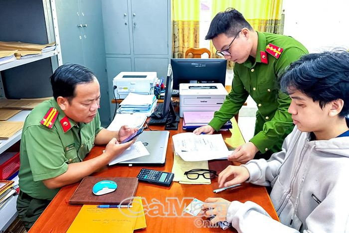 Cán bộ Công an xã Tân Hưng hướng dẫn người dân thực hiện dịch vụ công trực tuyến tại Bộ phận tiếp nhận và trả kết quả.