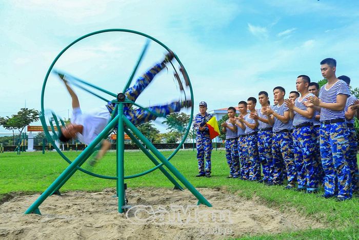 Vòng quay trụ là một trong những nội dung huấn luyện tiền đình, giúp bộ đội Hải quân nâng cao khả năng giữ thăng bằng và thích nghi khi hoạt động trên biển.