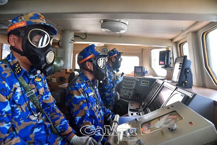 Từ đài chỉ huy, các phương án sẵn sàng chiến đấu được triển khai nhanh chóng, chính xác đến từng vị trí trên tàu.