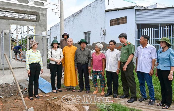  Đồng chí Lê Thanh Triều cùng lãnh đạo Ủy ban MTTQ Việt Nam xã Long Điền khảo sát tiến độ xây dựng nhà Đại đoàn kết cho hộ bà Lý Thị Kinh (ấp Rạch Rắn).