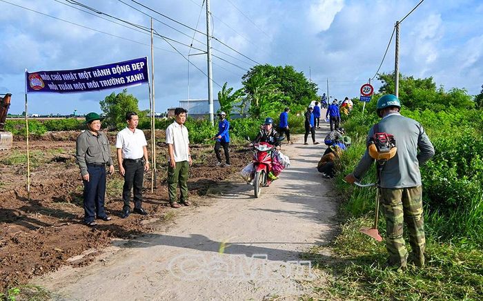Phó Chủ tịch Thường trực Ủy ban MTTQ Việt Nam tỉnh Cà Mau Lê Thanh Triều cùng lãnh đạo xã Đông Hải kiểm tra, khảo sát và ghi nhận tinh thần ra quân vệ sinh môi trường, phát quang bụi rậm của các tổ chức chính trị - xã hội trên địa bàn.