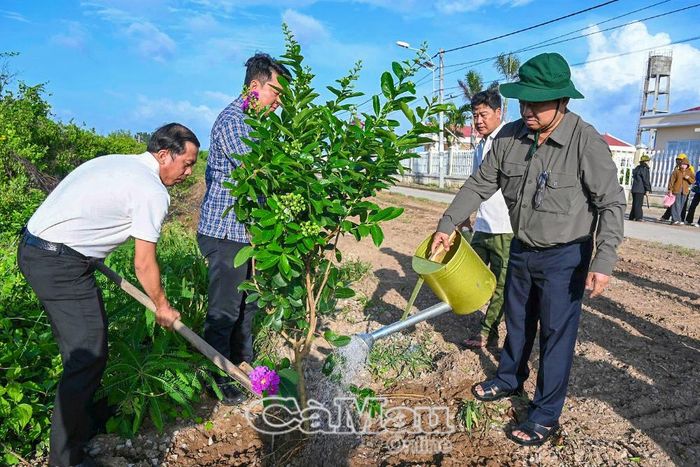 Phó Chủ tịch Thường trực Ủy ban MTTQ Việt Nam tỉnh Cà Mau Lê Thanh Triều (bên phải) chăm sóc cây xanh cùng ông Dương Quốc Nhẫn, Bí thư Đảng ủy xã Đông Hải.
